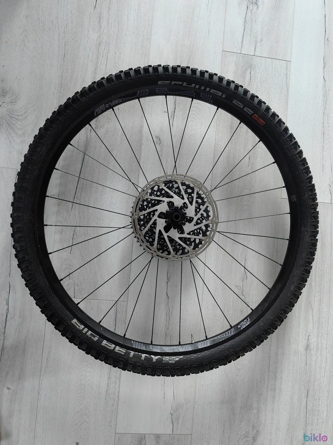 1. Roata spate DT Swiss cu janta e-thirteen