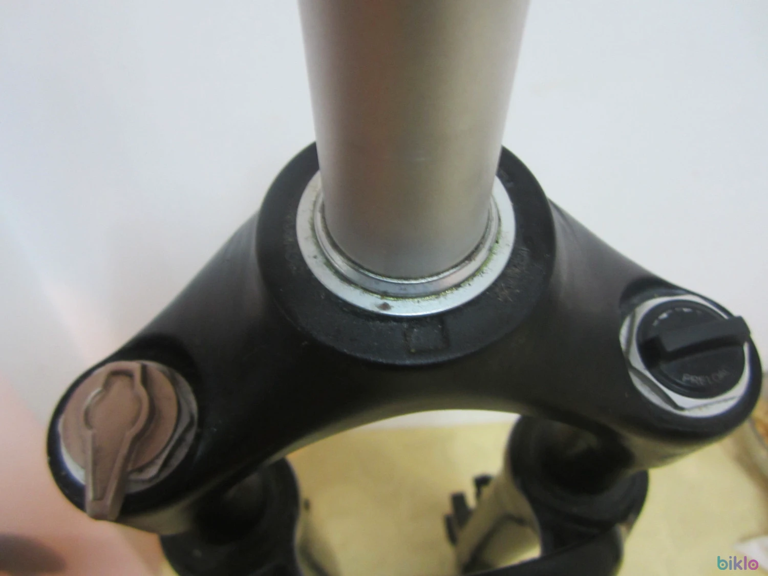 3. Furca Suntour cu ax de 15 pe roata de 28