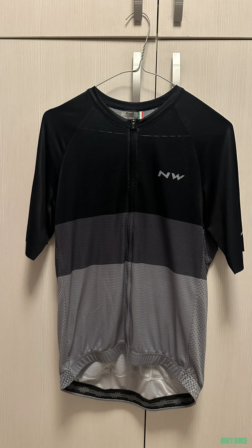 2. Vand tricouri ciclism Castelli / Santini / Northwave