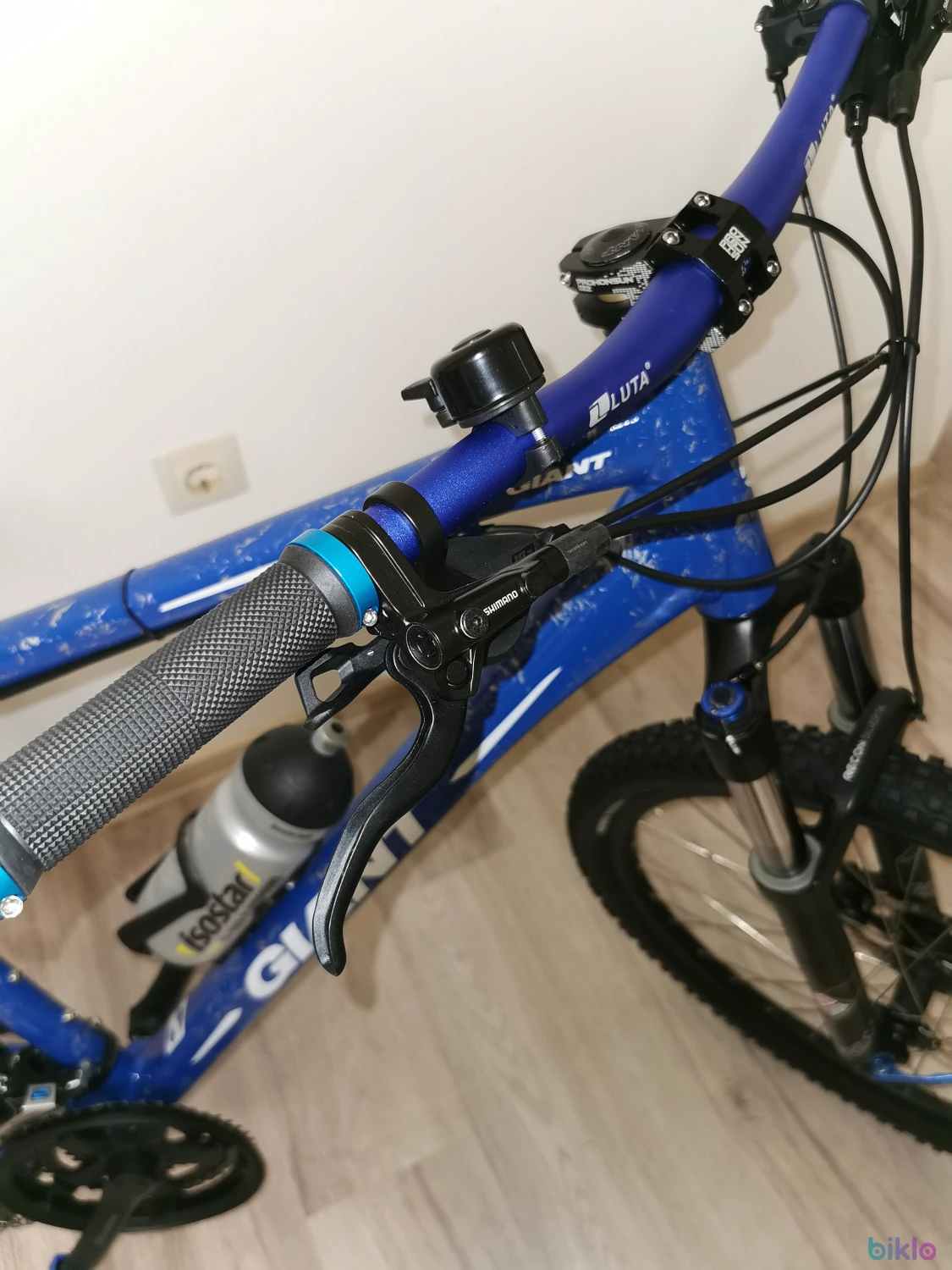 7. Mountain bike cu suspensie