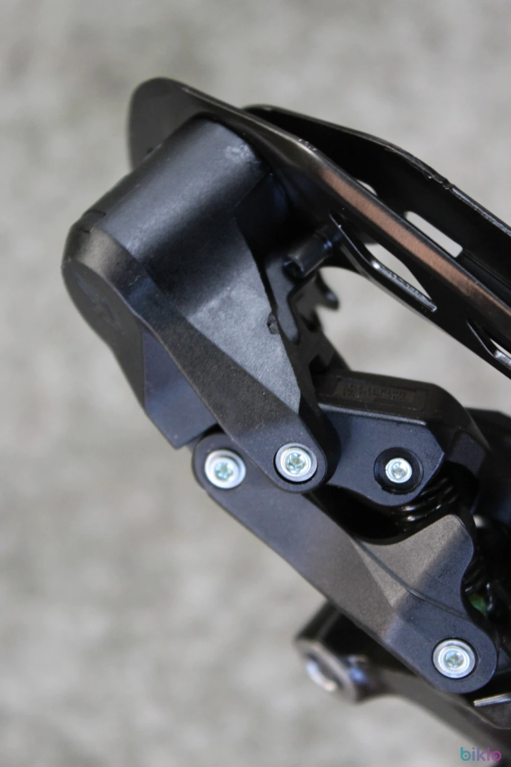 4. Shimano CUES RD-U3020 9-vit. schimbator spate