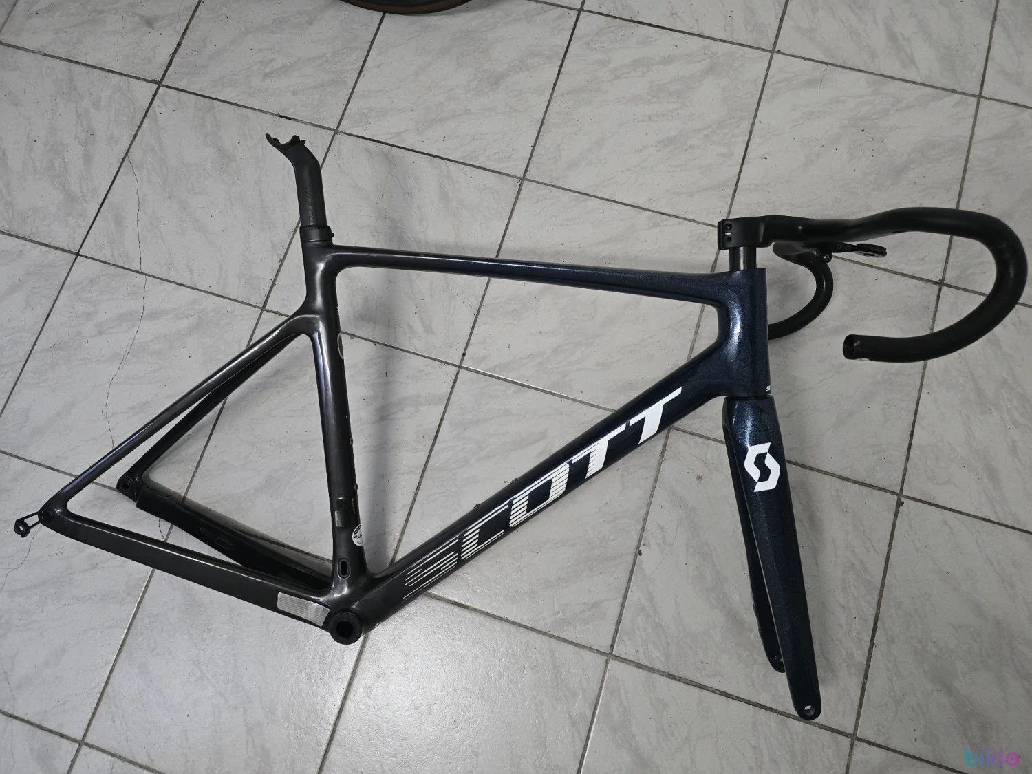 1. Cadru complet Scott Addict RC Pro HMX L/56 2022 + furcă, cockpit, tijă – avariat