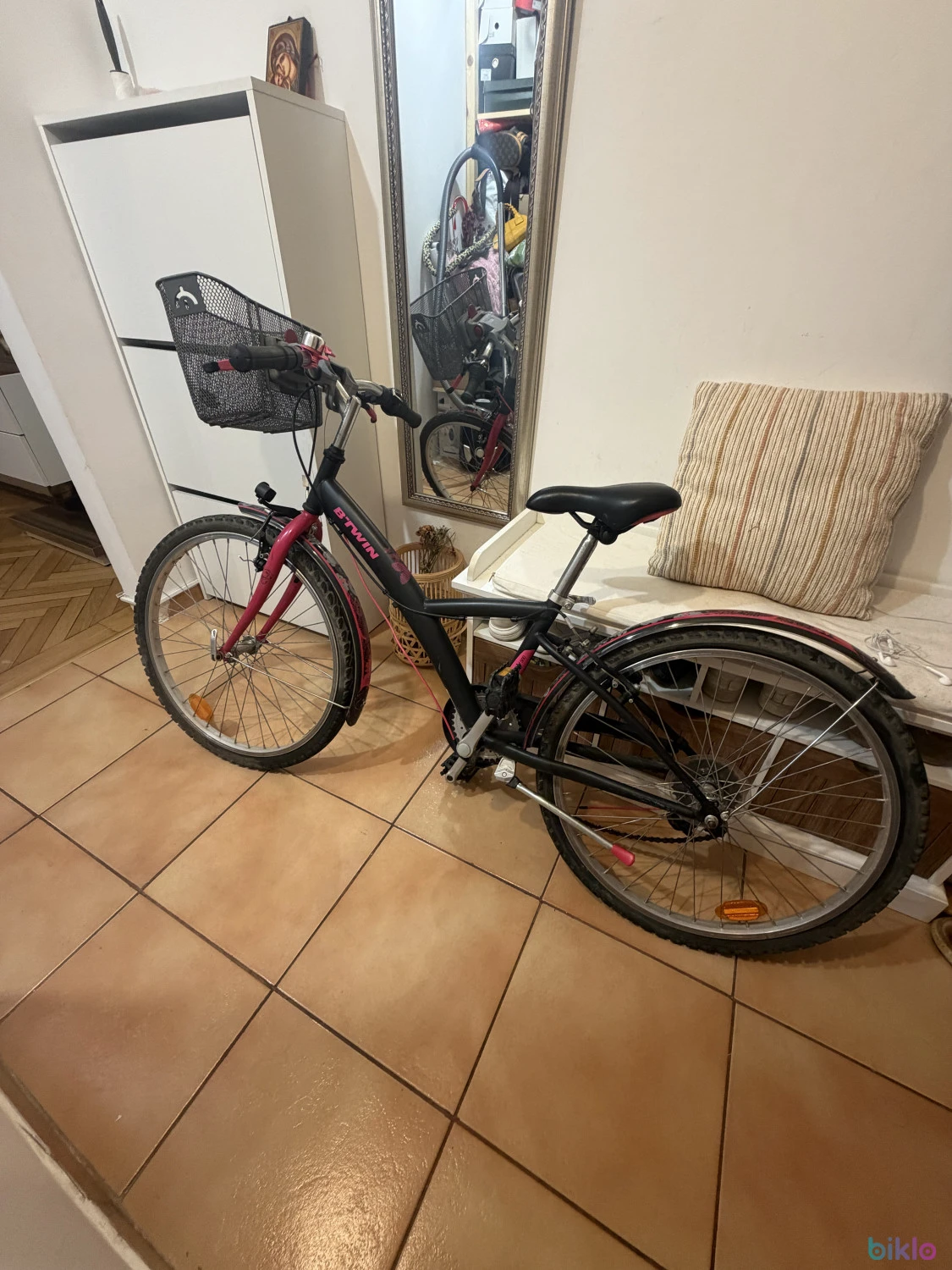1. Vând bicicletă fata