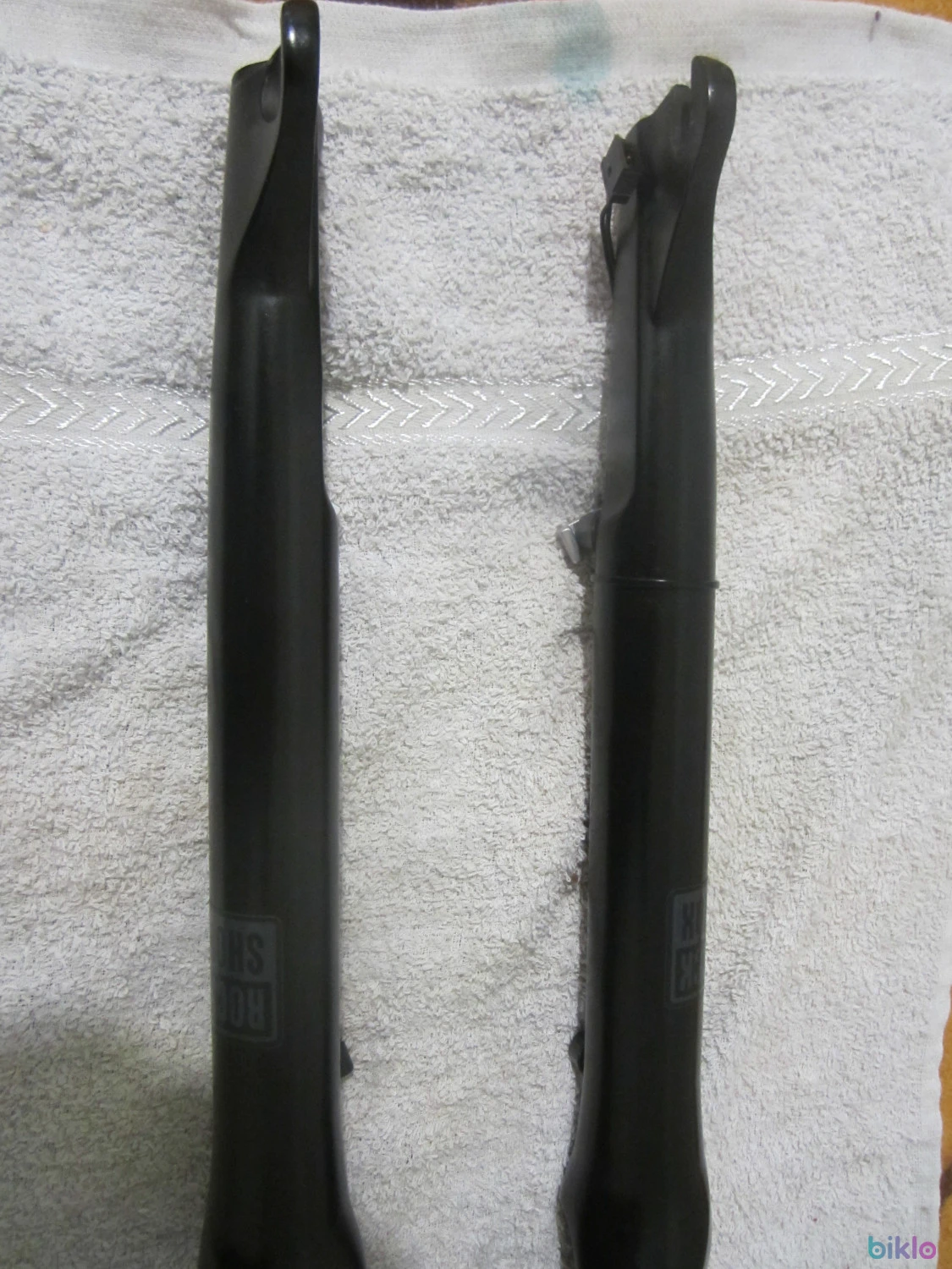 8. Furca pe aer rock shox paragon pt roata 28 cu far