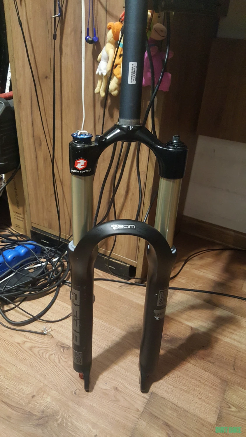 1. Furca MTB Rockshox REBA 26