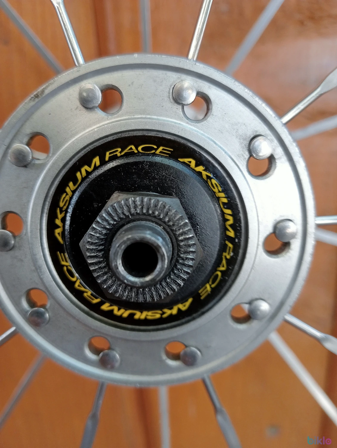 1. Roata fata cursiera Mavic Aksium Race rulmenți