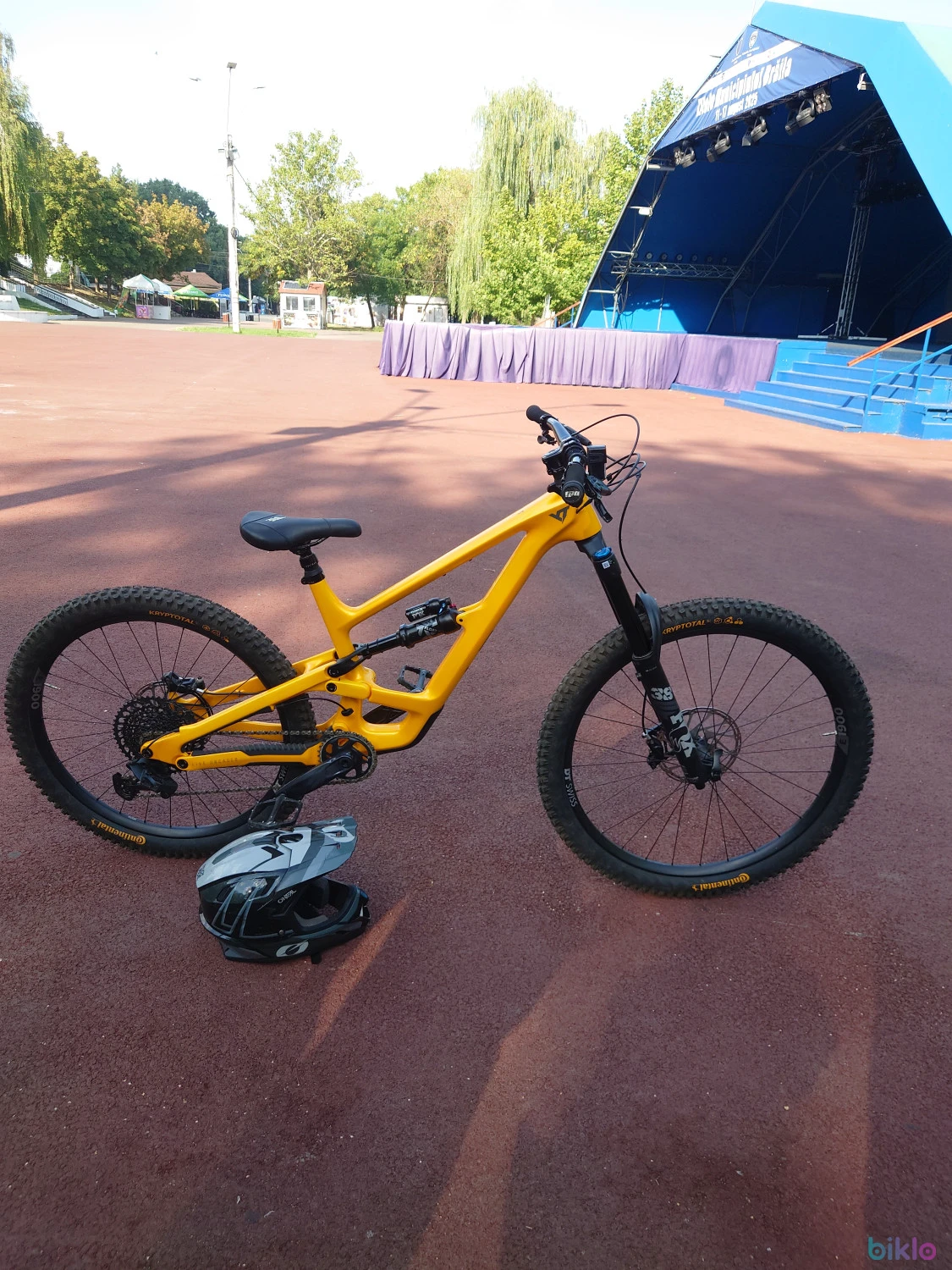 6. Yt capra core 3 full carbon full fox