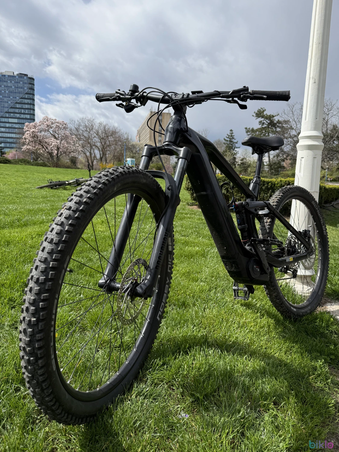 1. Bicicleta Electrica Full Suspension Cube 140 HPC Race Stereo Hybrid