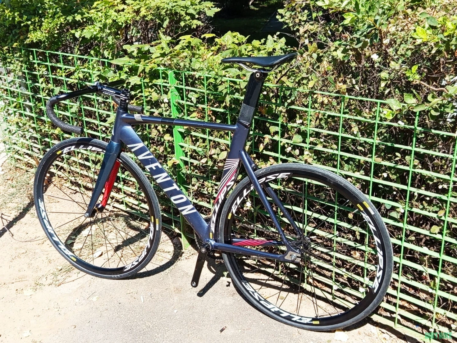 3. Bicicleta pista/fixa Aventon Mataro
