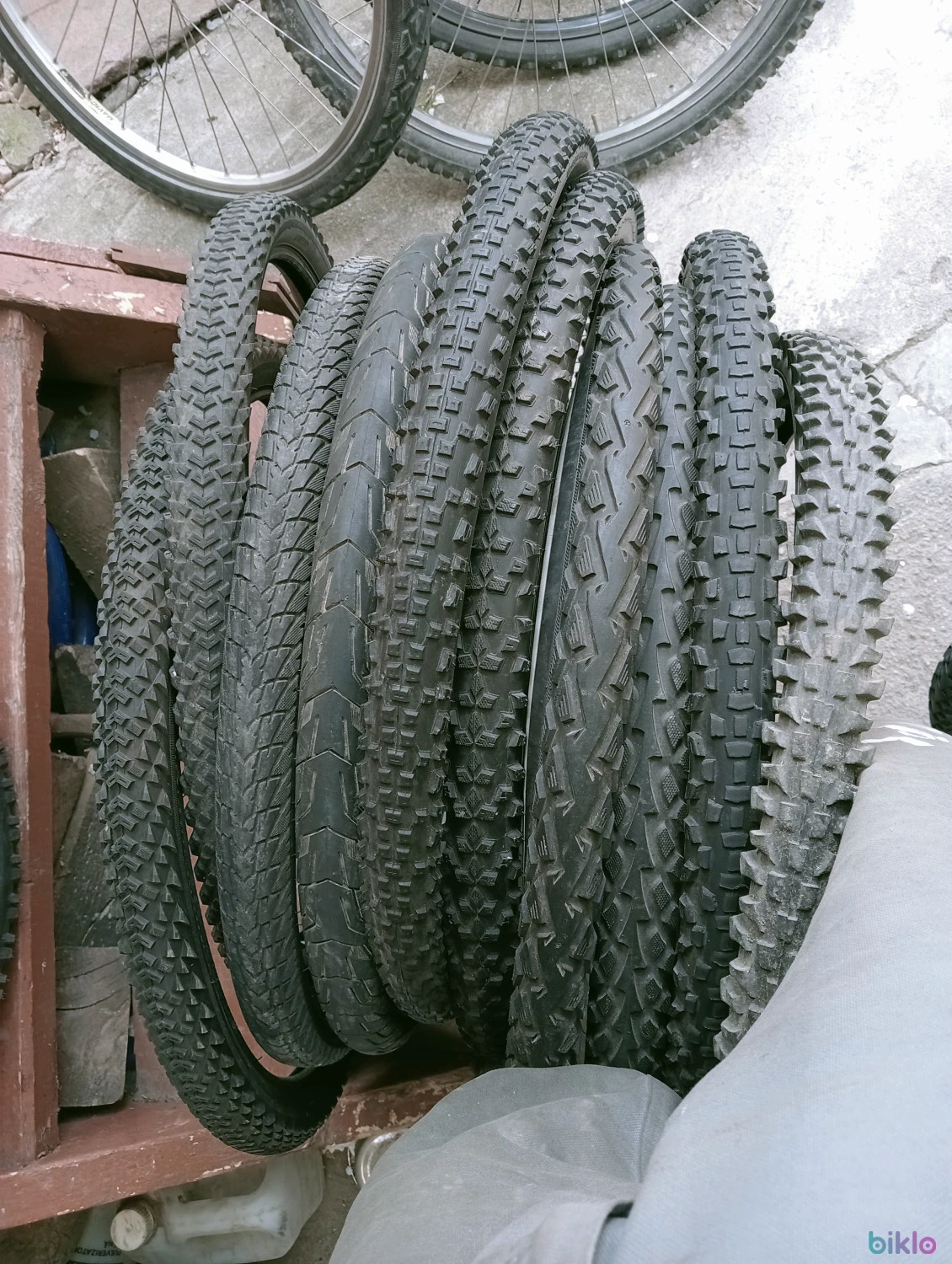 10. Roată față mtb 26 jantă aluminiu dublă și capsată butuc Shimano Deore XT Japan camere cauciuc Schwalbe Marathon