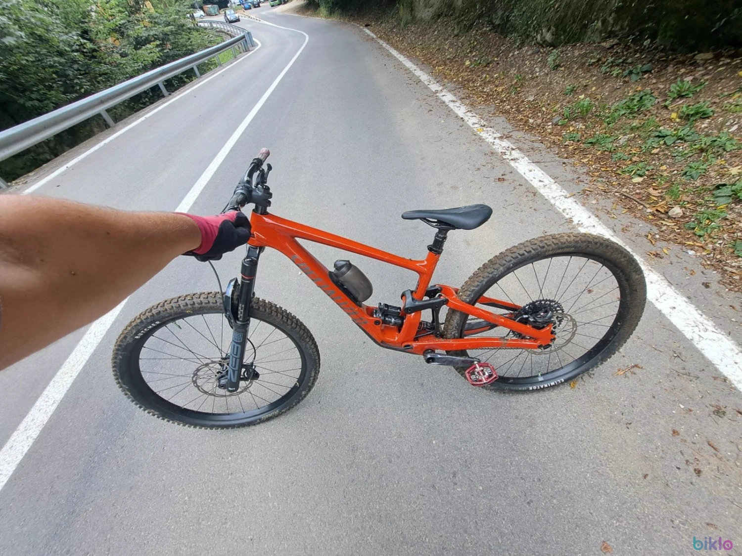 1. Vând Specialized Enduro Comp S3