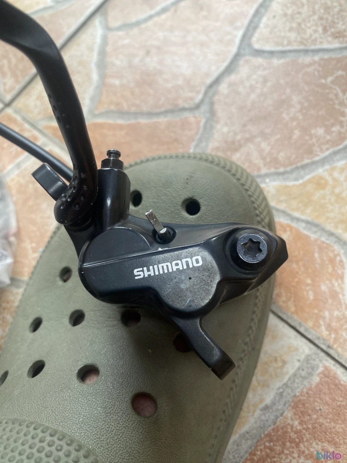 1. Vând frâna față 4 pistoane shimano mt520 cu maneta zee + disc 203mm