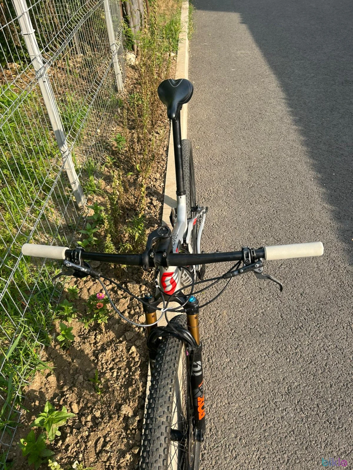 2. Vând bicicletă Scott Spark Custom