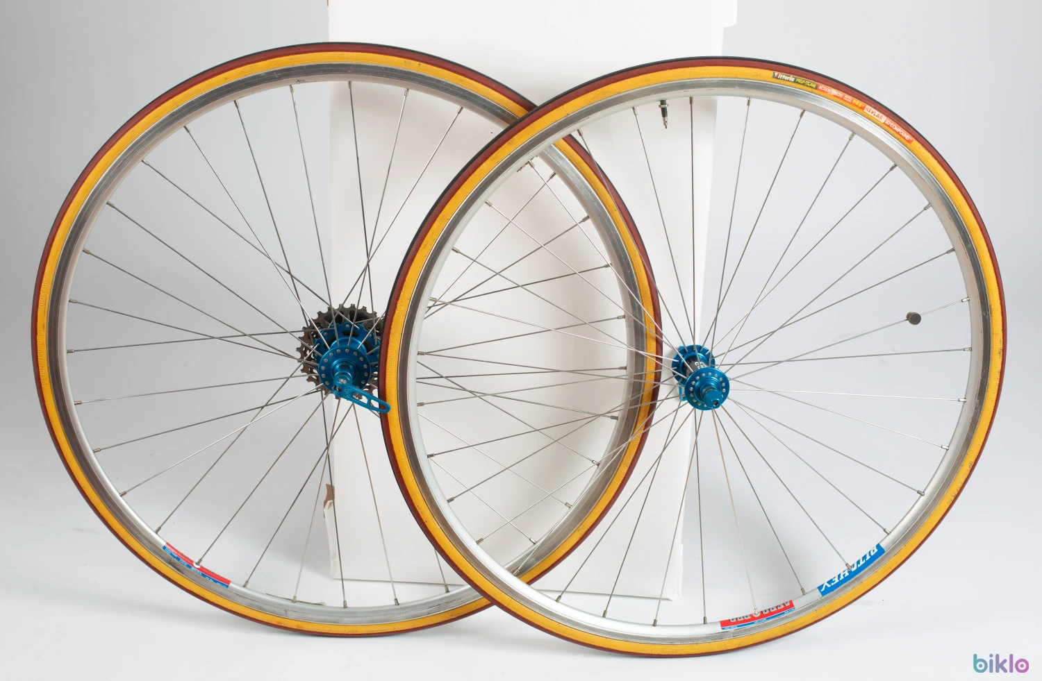 5. Roti cursiera 700C WR Compositi butuci carbon, caseta pt Campagnolo 10v vintage 2000s.