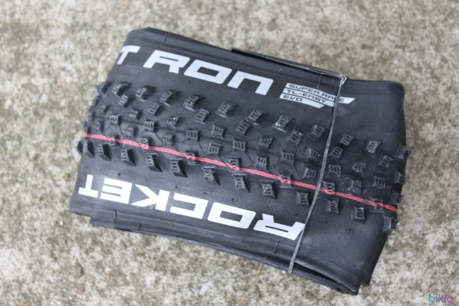 1. Schwalbe Rocket Ron Evo Super Race 27.5x2.25" Addix Speed TLE pliabil