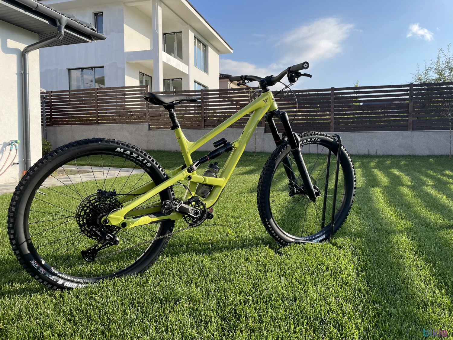 1. Vand YT Capra 29/27.5 Marime L - putin folosit