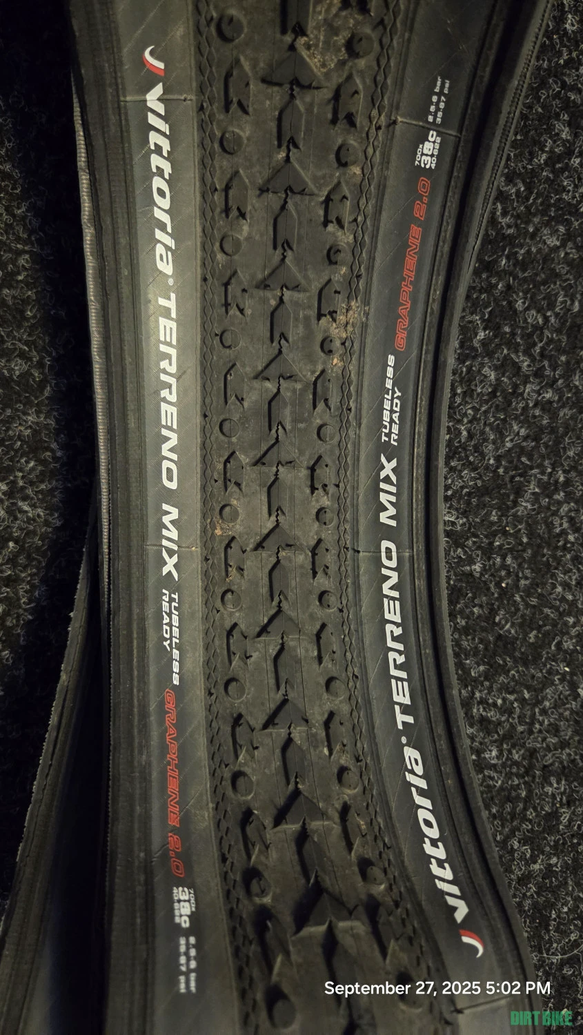 1. Vittoria Terreno Mix CX/Gravel Endurance 40-622 TLR Graphene 2.0 Folding tire