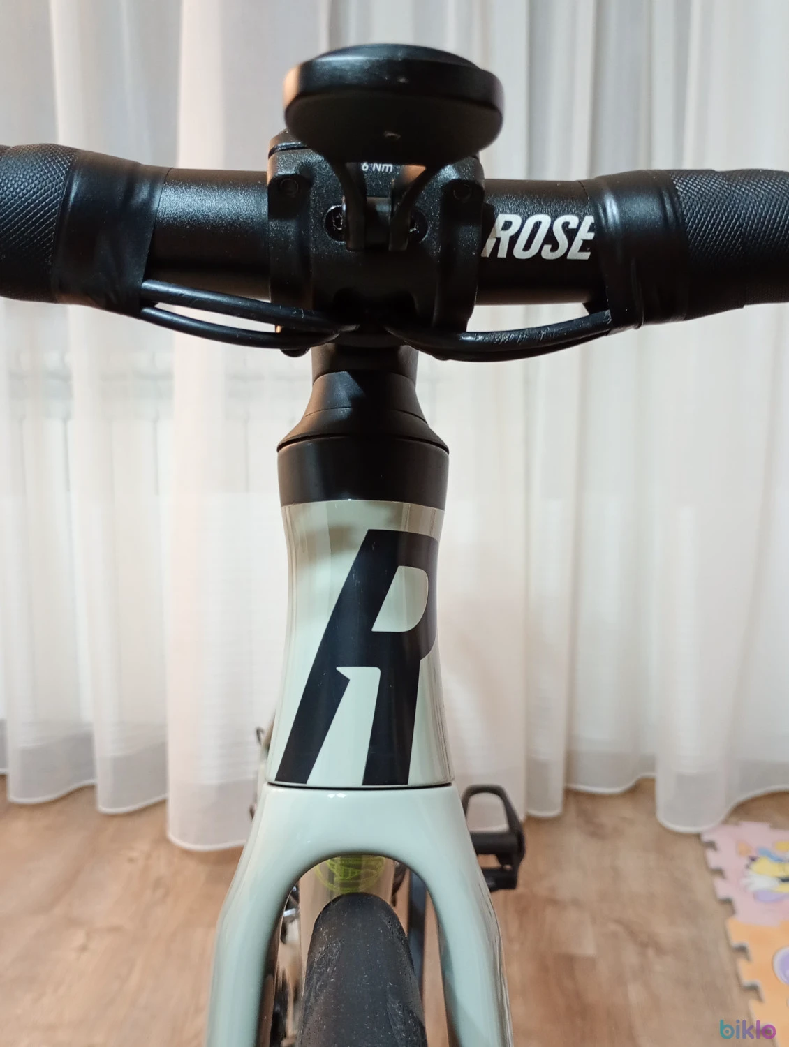 7. Rose Xlite 04 (7,3 kg, roti carbon 1.360 g, Ultegra, marime 50/XS)