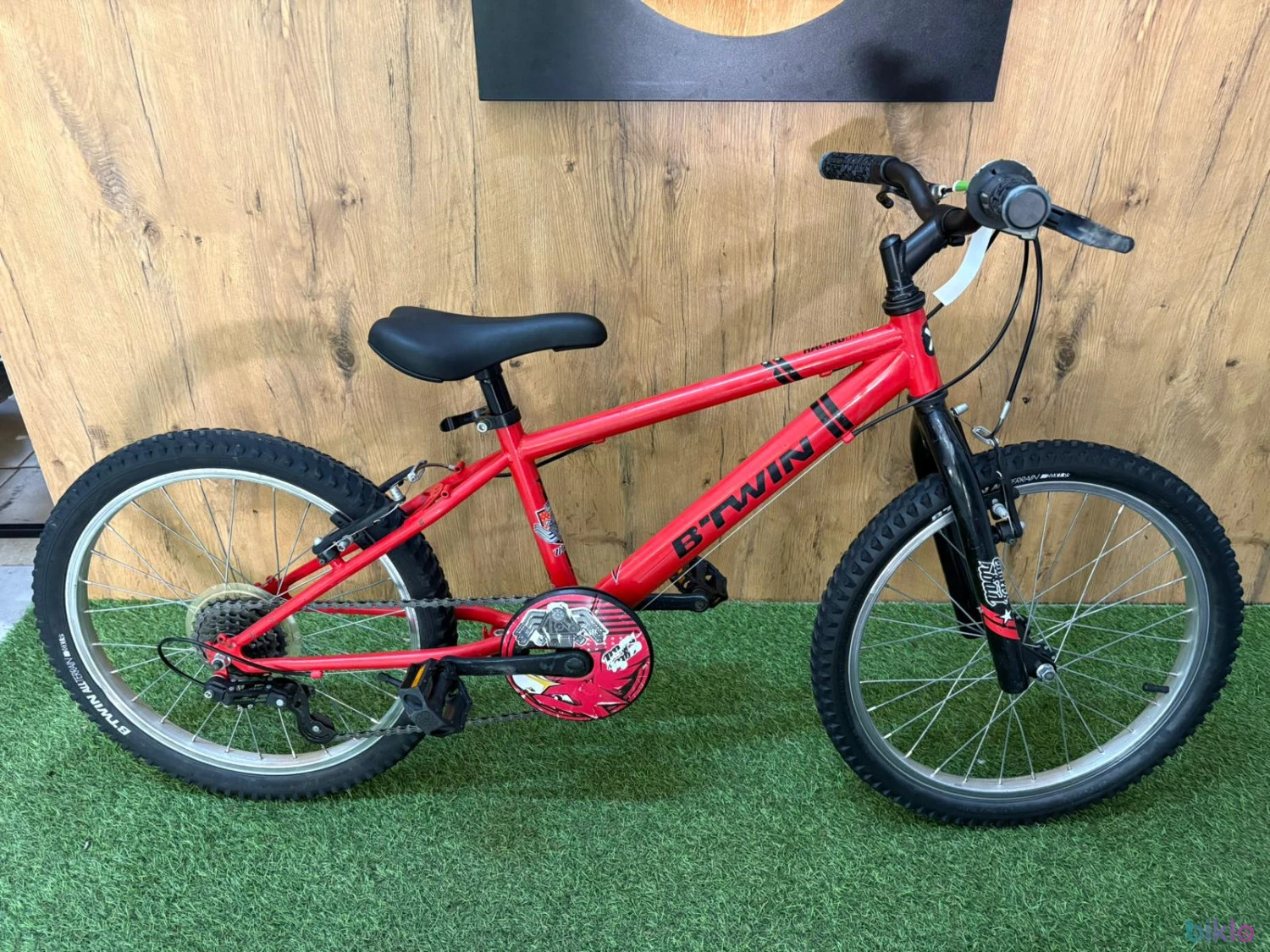 1. Bicicleta B-twin Racing Boy 320 20''