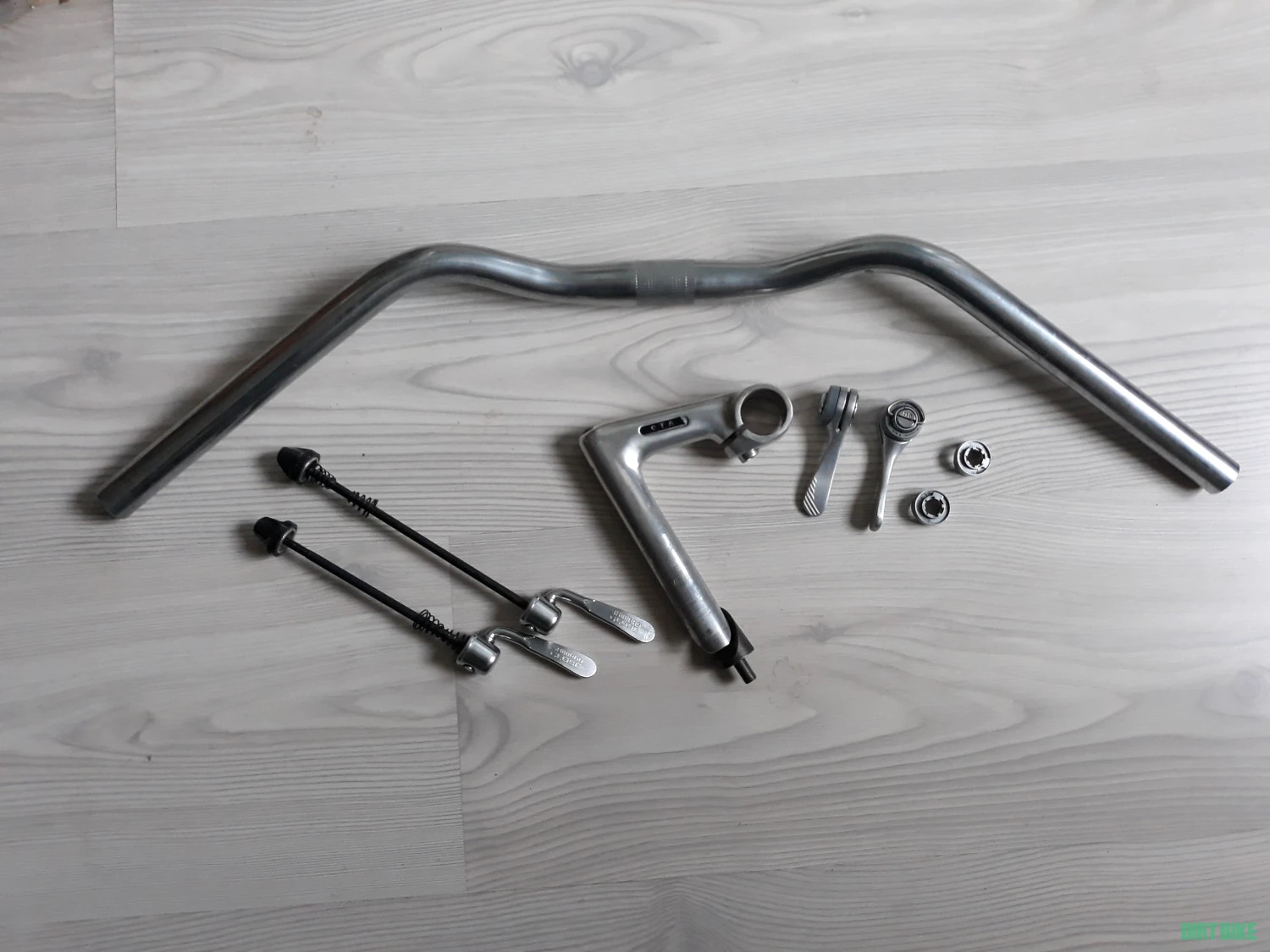1. Ghidon aluminiu 25,4 nou,62 cm.