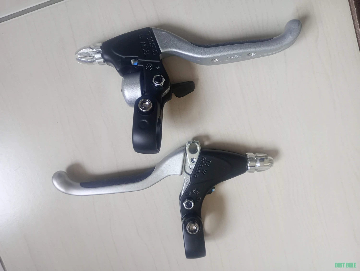 1. Set manete leviere frana pe cablu Tektro CL530 cu sonerie inclusa