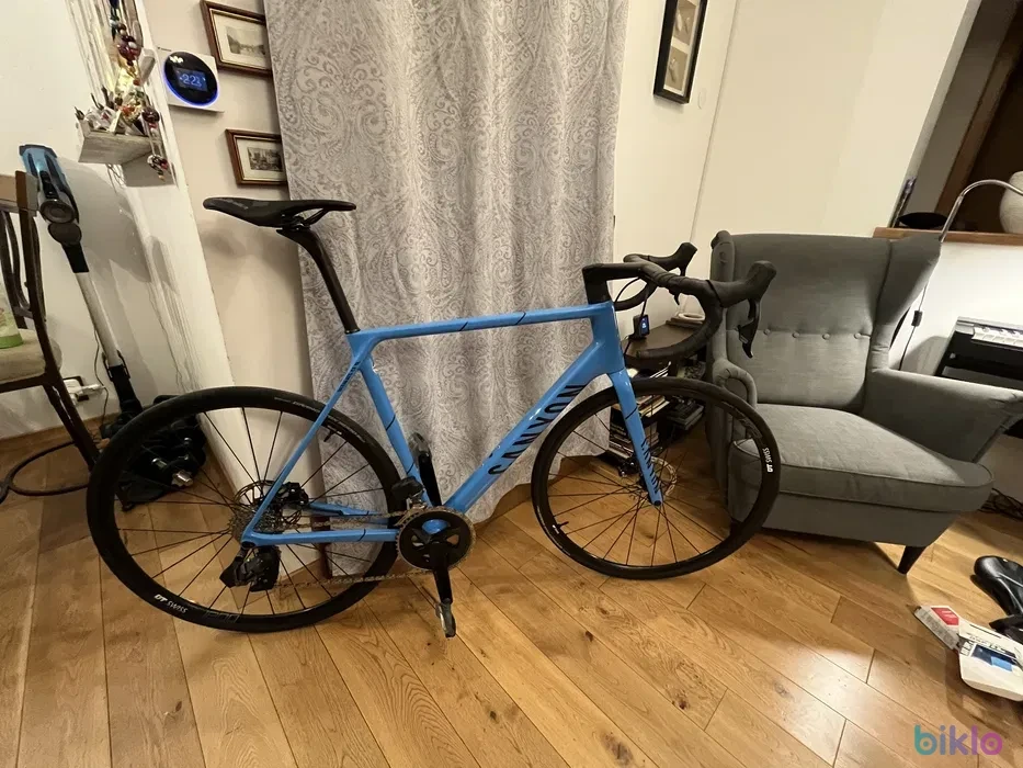 6. Ultimate CF SL 7 Disc eTap Movistar colour