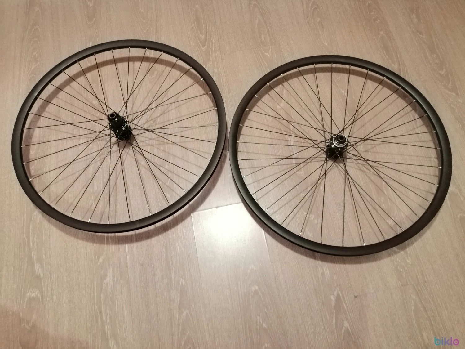 1. Spite + nipluri Mach1, 64 bucati, pentru janta 28"