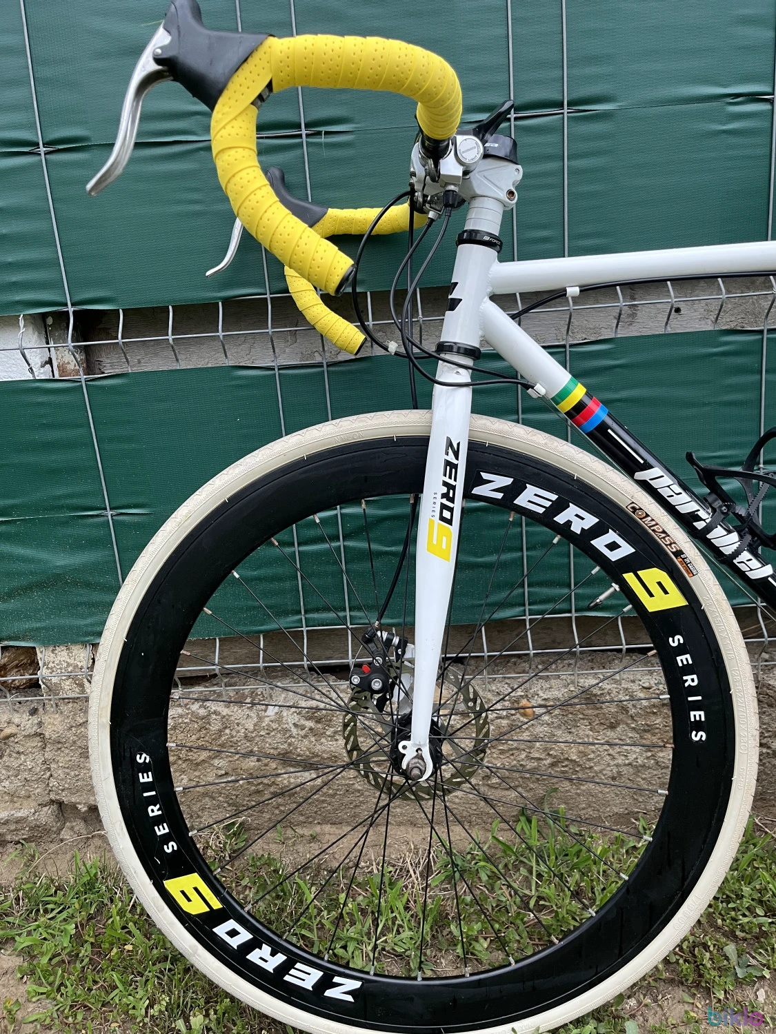 1. Bicicletă șosea / fitness 28” – 14 viteze, frâne pe disc, roți aero