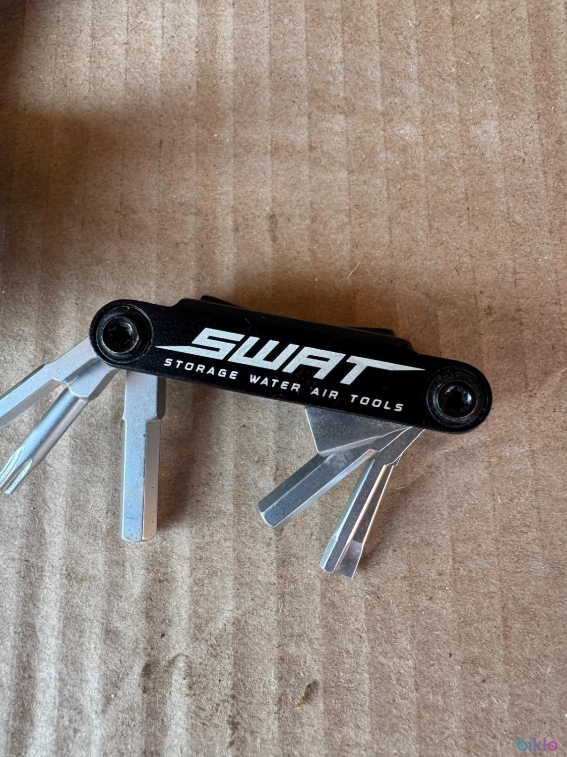 2. Suport bidon Specialized Zee trusa Swat introducere laterala