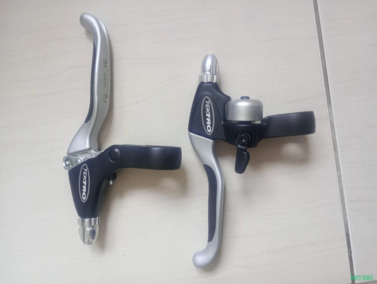 2. Set manete leviere frana pe cablu Tektro CL530 cu sonerie inclusa