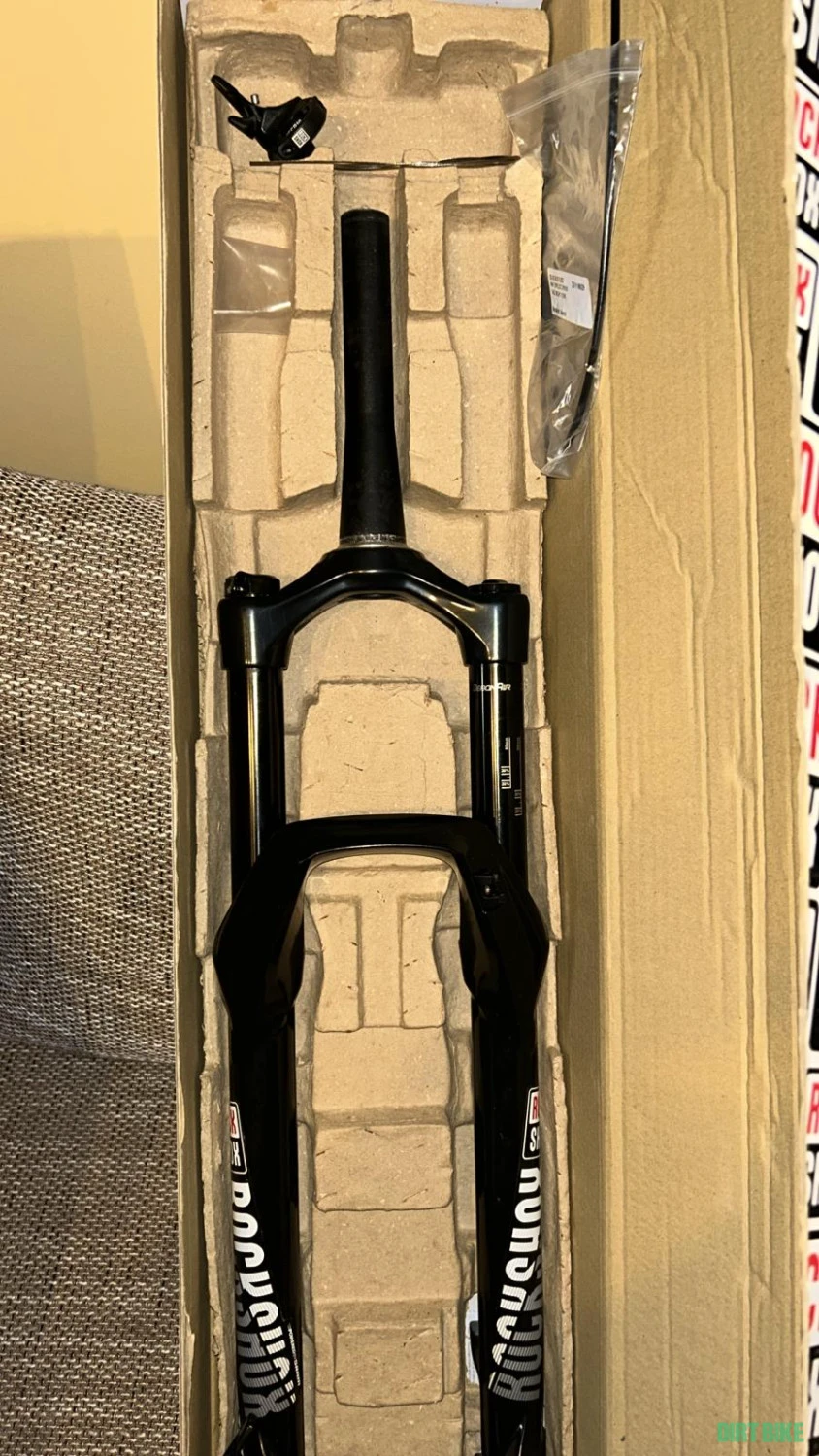 4. Vând rockshox sector nou 150 mm