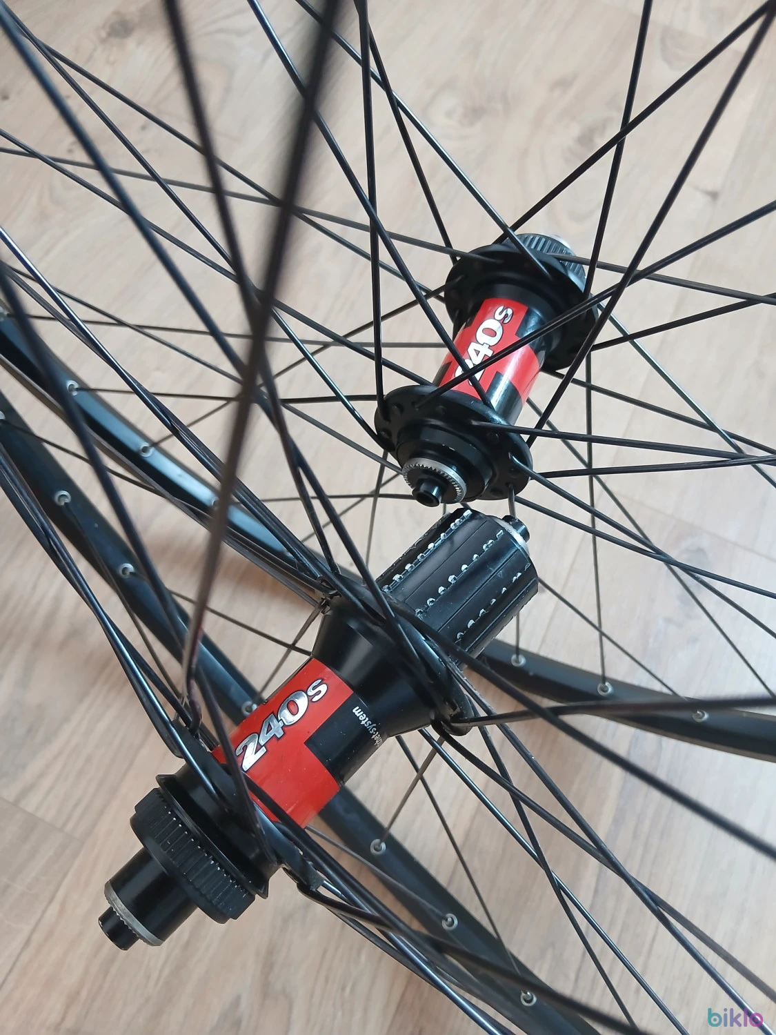 1. Set DT Swiss 240 disc