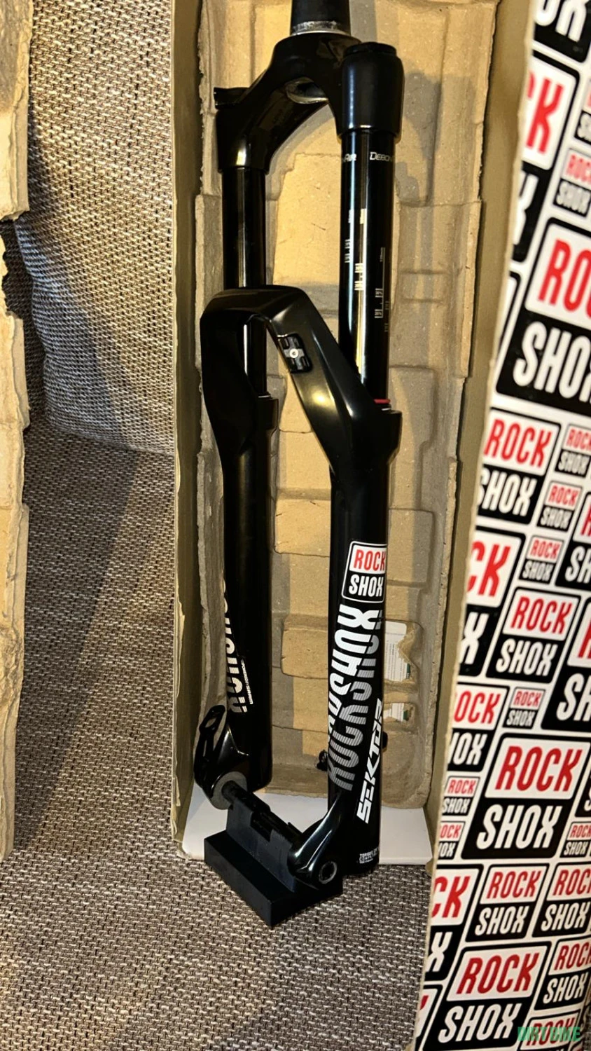 3. Vând rockshox sector nou 150 mm