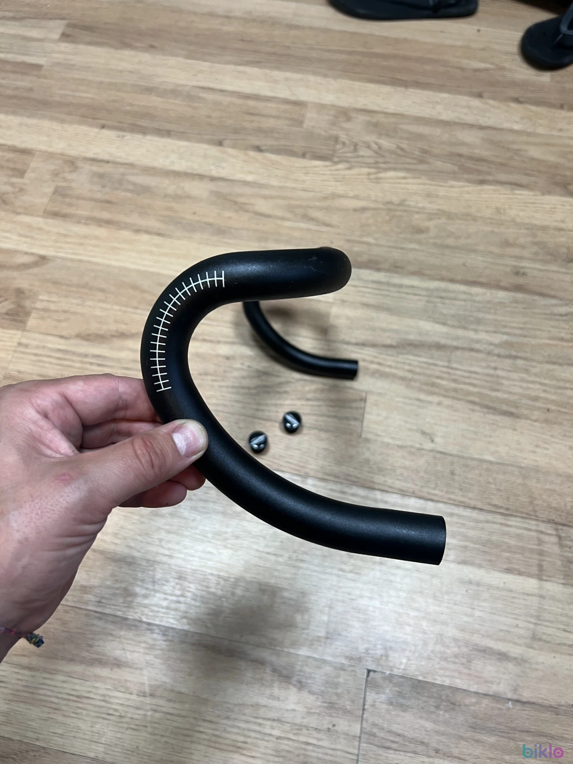 6. Ghidon cursierea Zipp Service Course SL 80