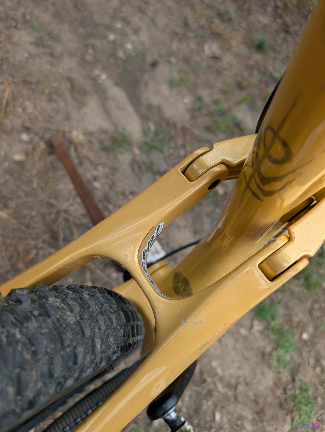 5. Bicicleta YT industries Izzo 2023