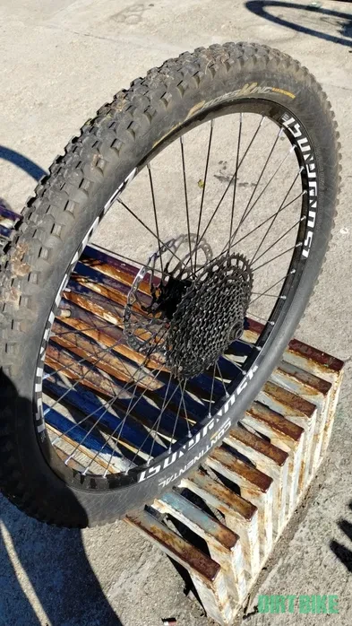 1. Roată spate completă Ghost Rodi 27.5 - butuc Lapierre Racing boost 148