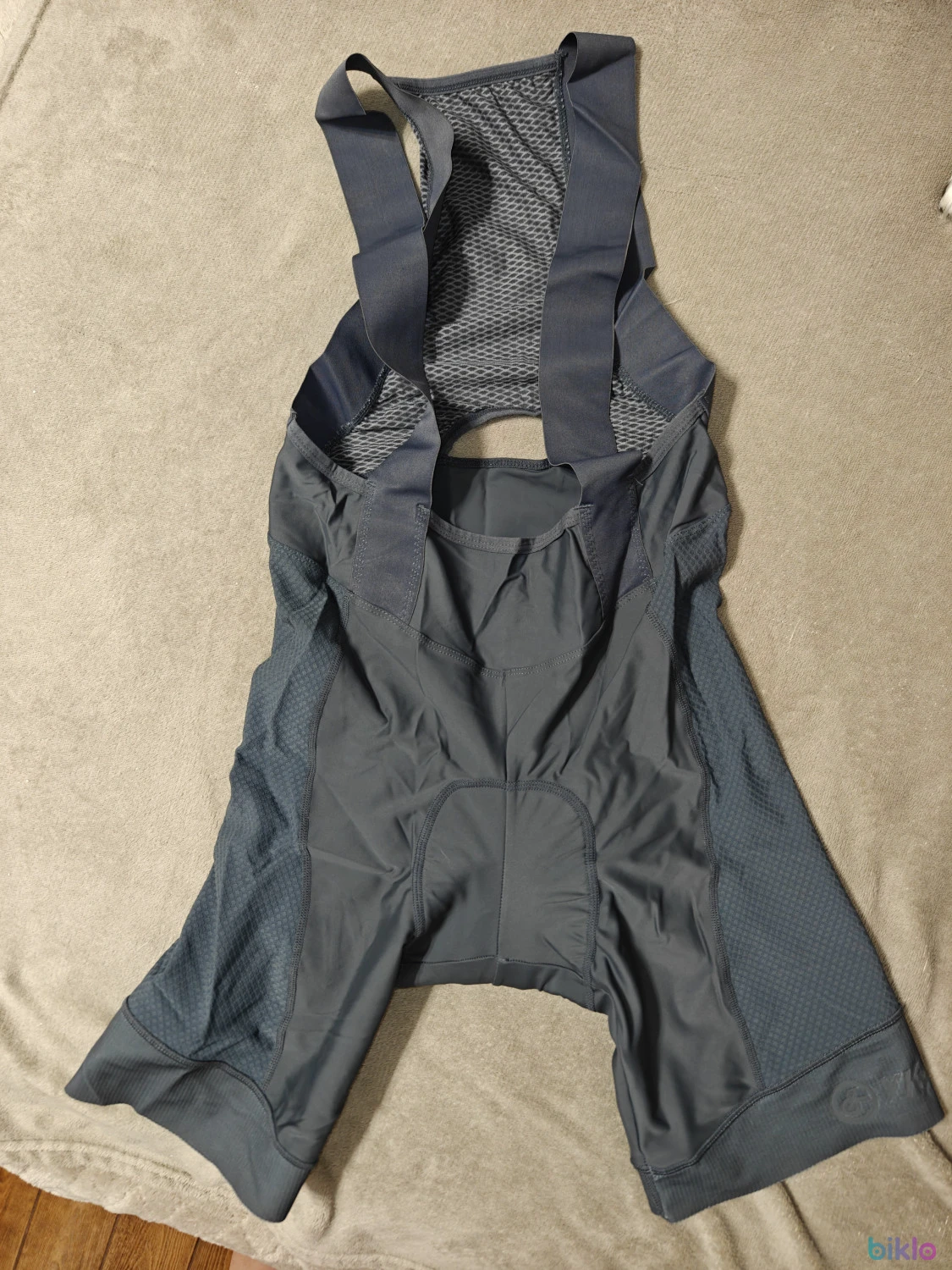 2. Pantaloni scurti ciclism, mar. M, cu bazon si bretele (colanti cu burete, dama)