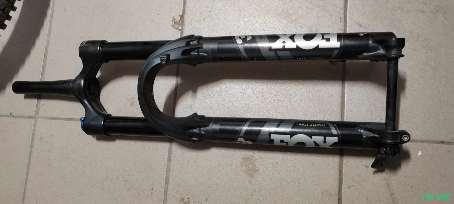 1. Vand furca Fox 38 performance 170mm