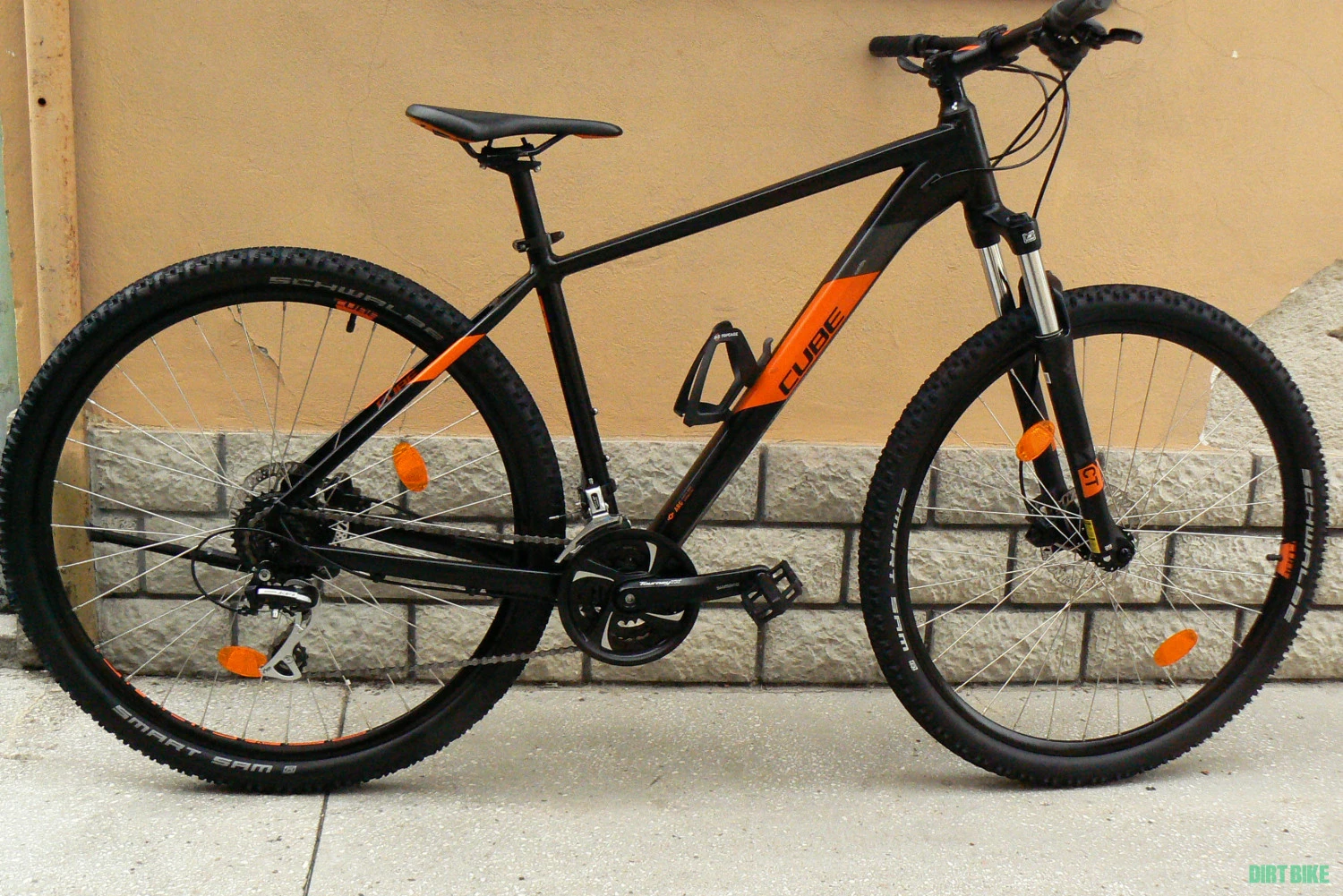 1. Bicicleta mountain bike Cube