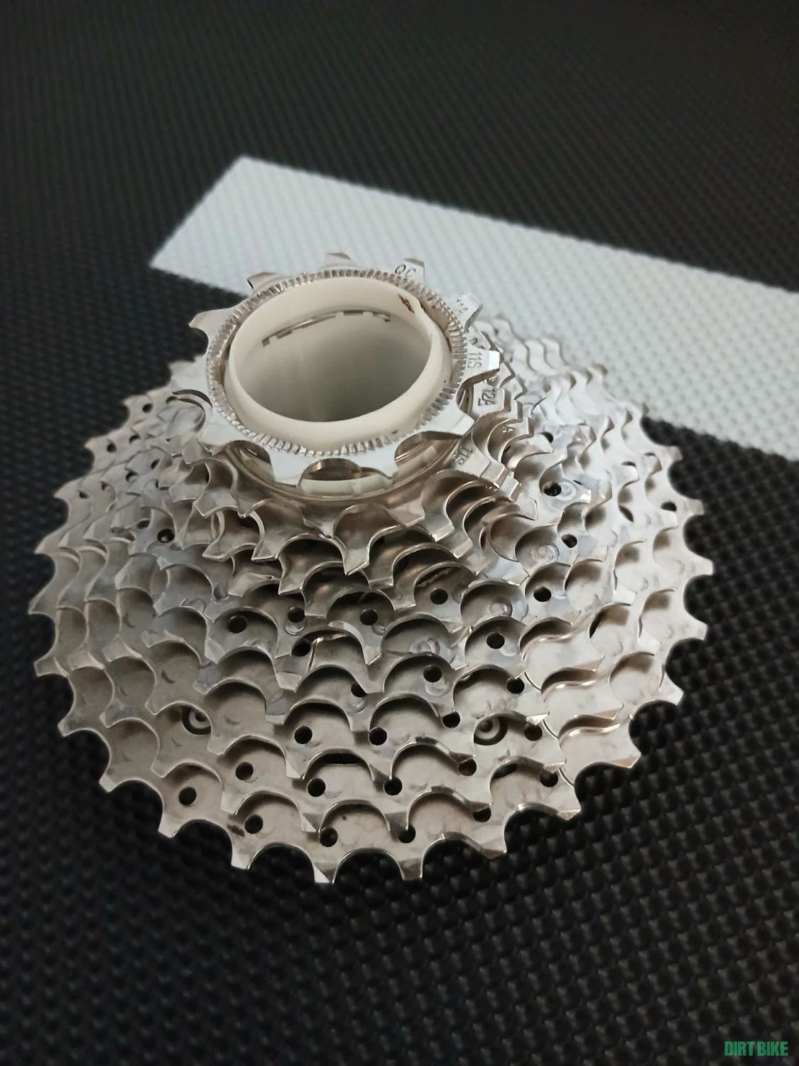 1. Caseta pinioane Shimano R7000