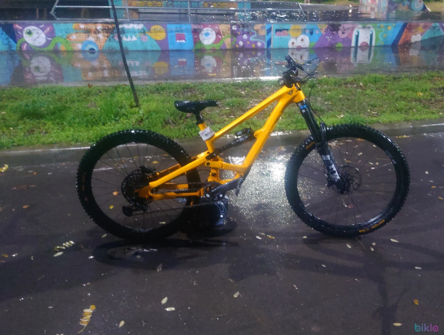1. Yt capra core 3 full carbon full fox