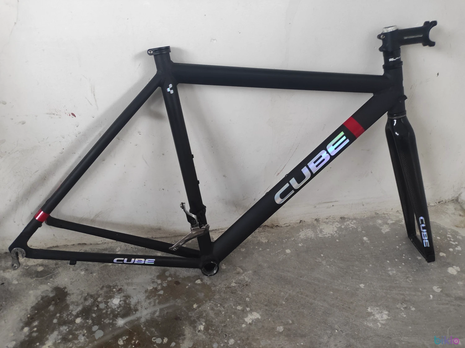1. Cadru cursieră aluminiu , furcă carbon