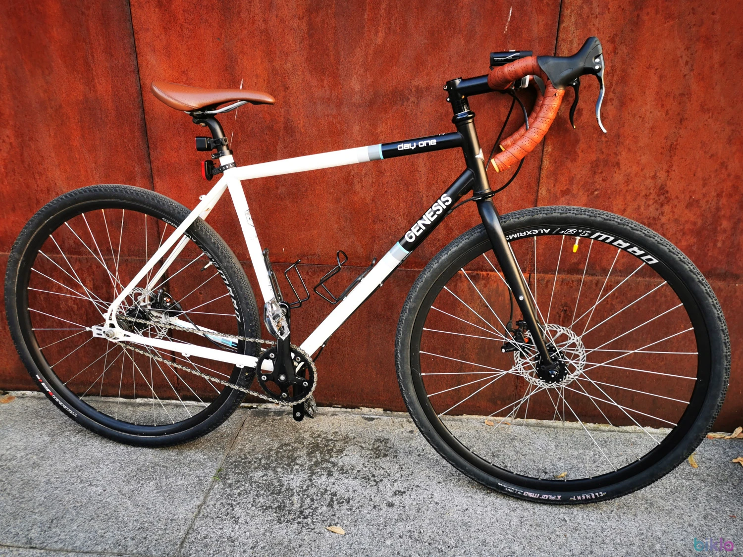 3. Bicicleta Genesis Day One - Cromo - Single speed