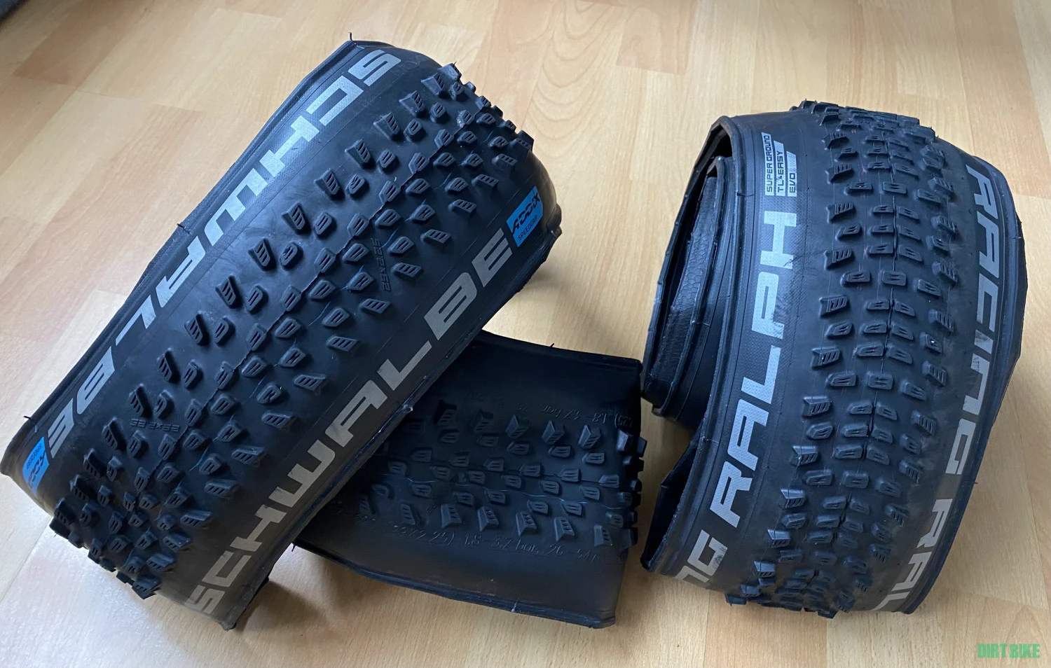 1. Schwalbe Racing Ray & Racing Ralph si camere Extralight