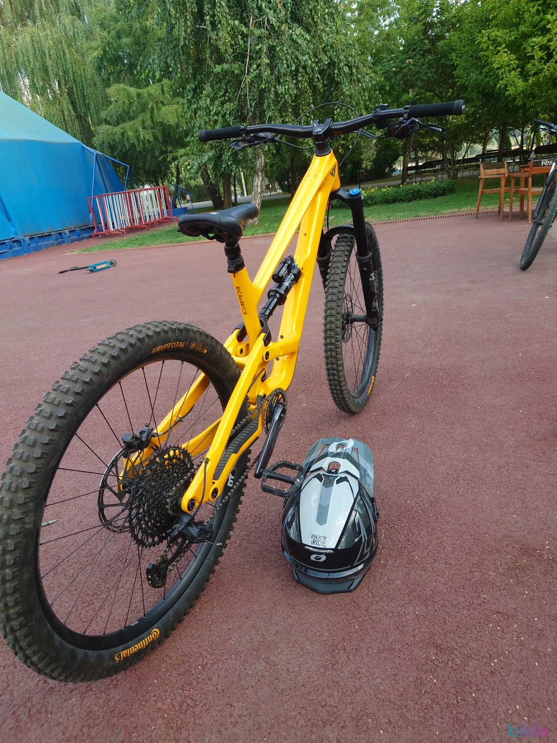4. Yt capra core 3 full carbon full fox