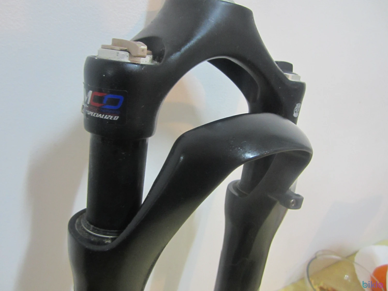 2. Furca Suntour cu ax de 15 pe roata de 28