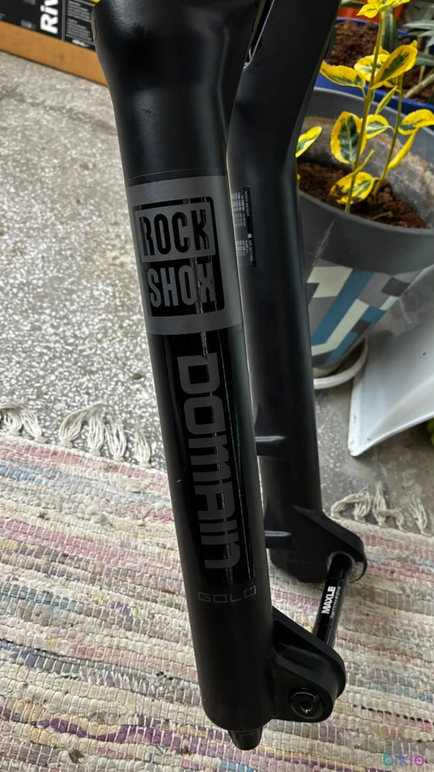 2. Suspensie Rockshox Domain gold 170mm