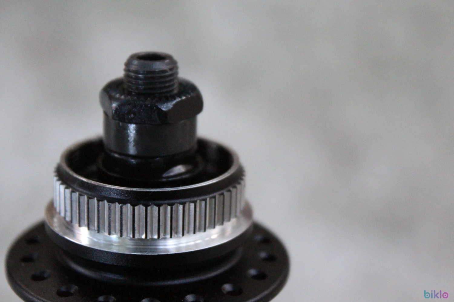 2. Shimano HB-M3050 CenterLock Disc butuc fata + QR 36 gauri