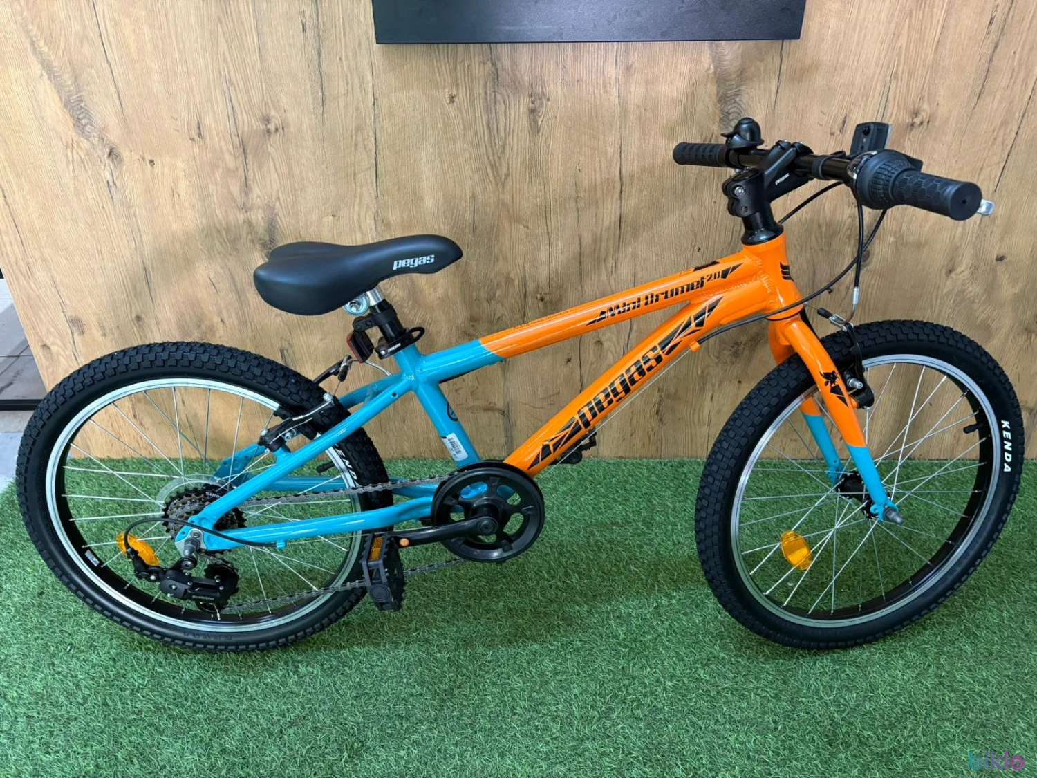 1. Bicicleta Pegas cu roti pe 20'' cadru de aluminiu