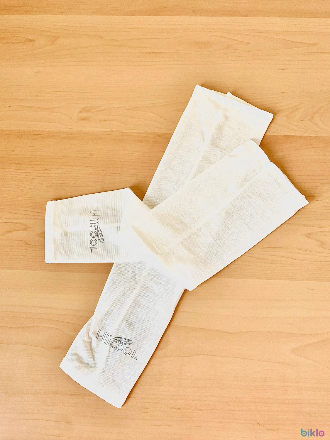 1. Maneci UV de protectie solara din spandex pentru sport/bicicleta